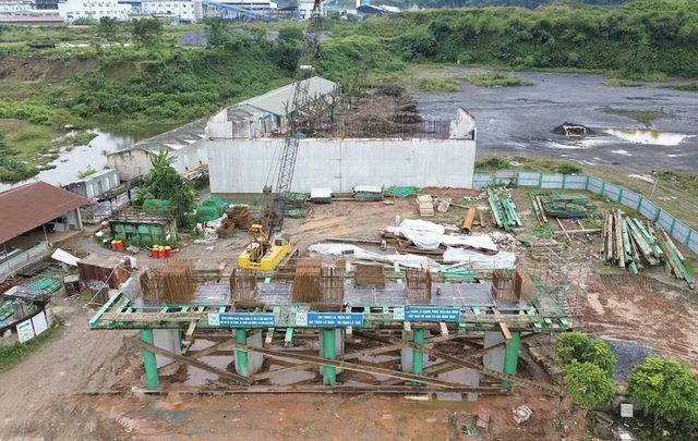 Tăng tốc để kịp ho&agrave;n th&agrave;nh cầu đi bộ qua s&ocirc;ng S&agrave;i G&ograve;n dịp Quốc kh&aacute;nh 2/9- Ảnh 4.