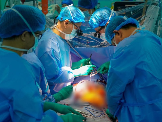 H&agrave;nh tr&igrave;nh &ldquo;Tr&aacute;i tim Quảng Ninh&rdquo; v&agrave; ph&eacute;p m&agrave;u xuy&ecirc;n Việt: Cứu sống ch&agrave;ng trai 23 tuổi phụ thuộc ECMO - Ảnh 1.