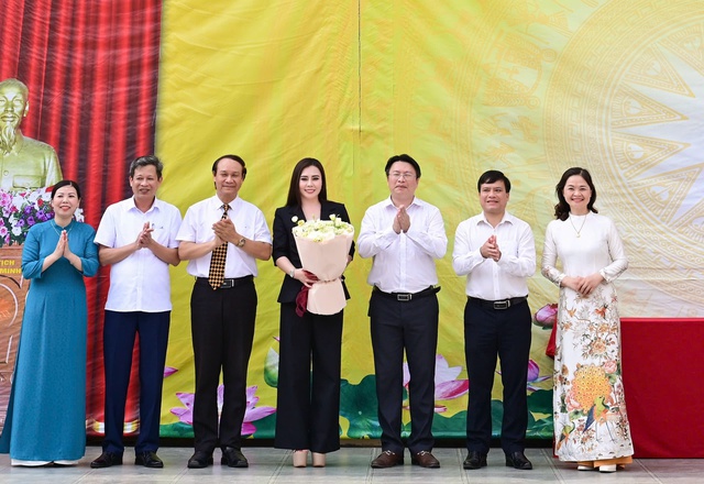 &Aacute; hậu Thu Tr&uacute;c c&ugrave;ng hoa hậu Phan Kim Oanh về Thanh H&oacute;a tri &acirc;n thầy c&ocirc;- Ảnh 2.