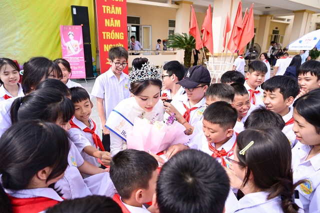 &Aacute; hậu Thu Tr&uacute;c c&ugrave;ng hoa hậu Phan Kim Oanh về Thanh H&oacute;a tri &acirc;n thầy c&ocirc;- Ảnh 1.