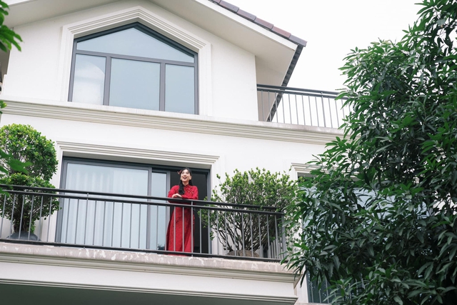 Nữ MC truyền h&igrave;nh cưới chồng thiếu gia k&eacute;m tuổi, sống hạnh ph&uacute;c trong biệt thự trắng nguy nga như l&acirc;u đ&agrave;i giữa Bắc Ninh - Ảnh 2.