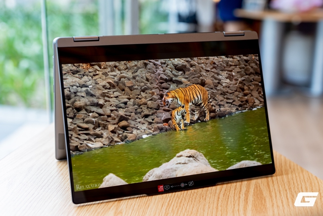 Cận cảnh Lenovo Yoga 7i 2-in-1 Gen 11: Tích hợp Intel Core Ultra thế hệ 3, 32GB RAM, đa dụng mạnh mẽ nhưng vẫn có điểm cần lưu ý - Ảnh 8.