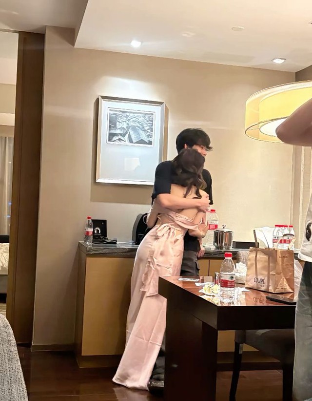 Mua qu&agrave; cho em người y&ecirc;u để lấy l&ograve;ng, c&ocirc; g&aacute;i nhận được tin nhắn 