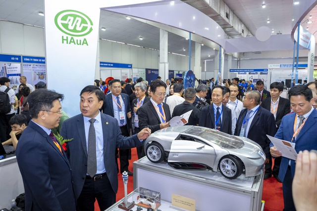Khai mạc Triển l&atilde;m Quốc tế về M&aacute;y m&oacute;c, Thiết bị, C&ocirc;ng nghệ v&agrave; Sản phẩm C&ocirc;ng nghiệp lần thứ 23 - Ảnh 4.