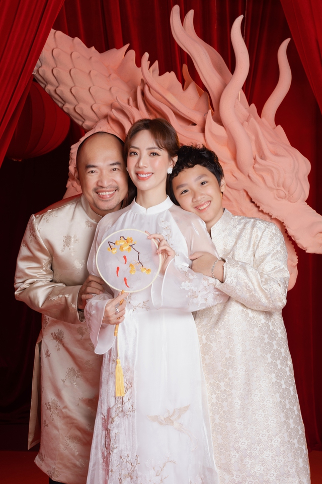 Cặp đ&ocirc;i quyền lực showbiz ở biệt thự ngoại &ocirc; sang như resort 5*: S&acirc;n thượng rộng đến mức c&oacute; thể đạp xe, hồ bơi ri&ecirc;ng trong khu&ocirc;n vi&ecirc;n nh&agrave;- Ảnh 1.