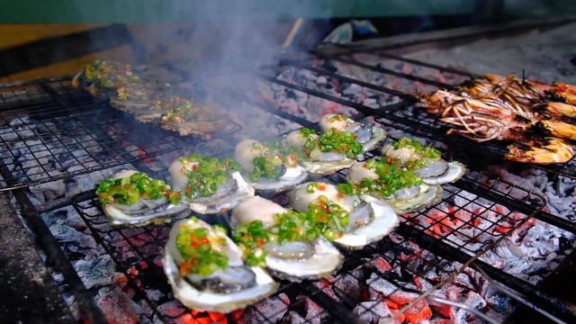 Vừa ăn hải sản xong đ&atilde; đỏ mặt, nổi mẩn khắp người? B&aacute;c sĩ l&ecirc;n tiếng cảnh b&aacute;o - Ảnh 1.