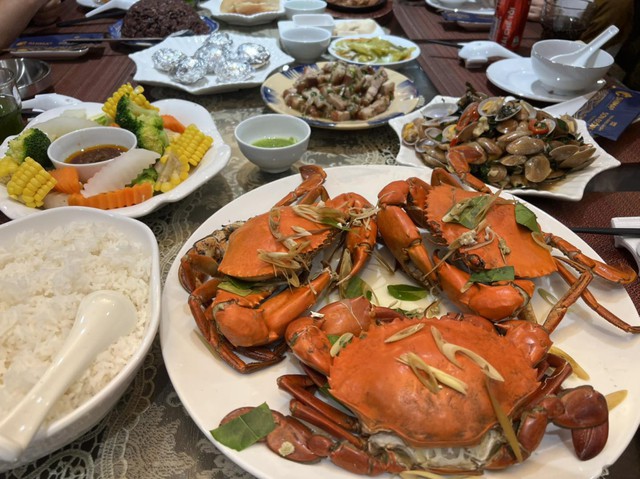 Vừa ăn hải sản xong đ&atilde; đỏ mặt, nổi mẩn khắp người? B&aacute;c sĩ l&ecirc;n tiếng cảnh b&aacute;o - Ảnh 2.