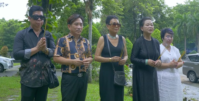 Kh&aacute;nh Ly về nước thăm mộ Phạm Duy: "Con ở xa lắm, kh&ocirc;ng biết c&ograve;n lần sau thăm bố kh&ocirc;ng" - Ảnh 2.