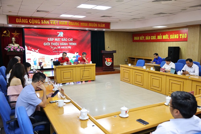 Tổ chức h&agrave;nh tr&igrave;nh "T&ocirc;i y&ecirc;u Tổ quốc t&ocirc;i" ch&agrave;o mừng 70 năm truyền thống Hội Li&ecirc;n hiệp thanh ni&ecirc;n Việt Nam - Ảnh 1.