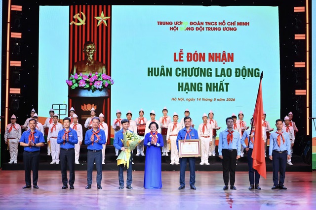 Đội TNTP Hồ Ch&iacute; Minh đ&oacute;n nhận Hu&acirc;n chương Lao động hạng Nhất: 85 năm vững bước tiến v&agrave;o kỷ nguy&ecirc;n mới - Ảnh 1.