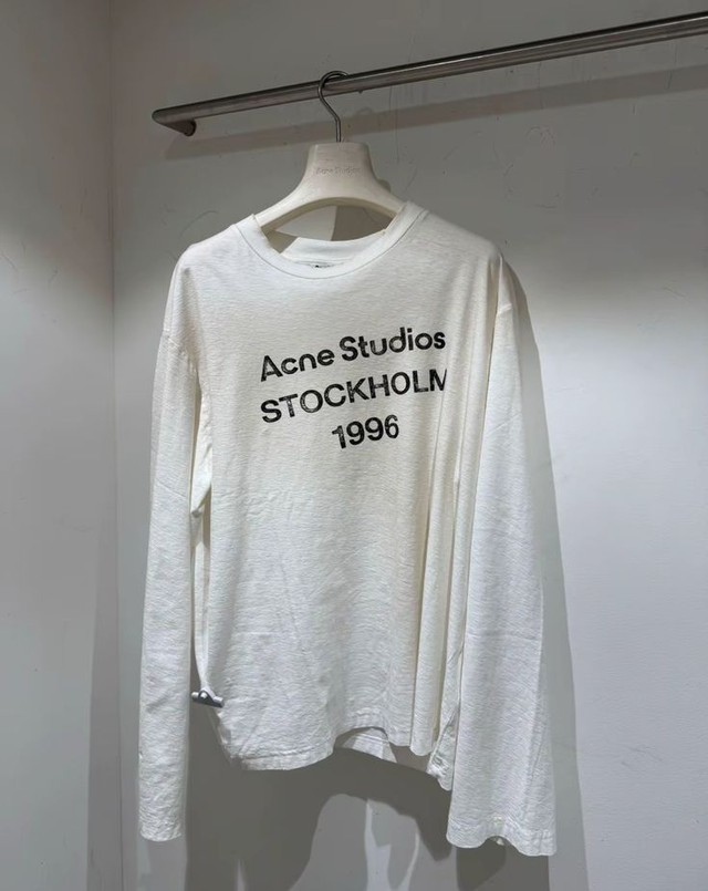 Chiếc &aacute;o d&agrave;i tay Acne Studios: Tại sao một mảnh vải mỏng in logo gi&aacute; 11 triệu lại khiến cả thế giới ph&aacute;t cuồng?- Ảnh 8.