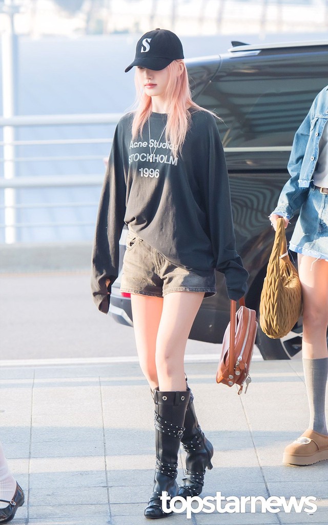 Chiếc &aacute;o d&agrave;i tay Acne Studios: Tại sao một mảnh vải mỏng in logo gi&aacute; 11 triệu lại khiến cả thế giới ph&aacute;t cuồng?- Ảnh 4.