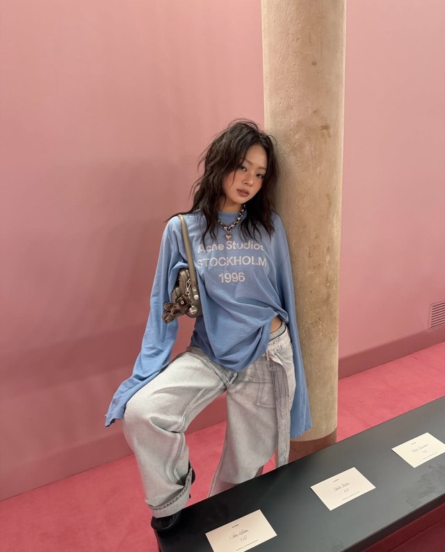 Chiếc &aacute;o d&agrave;i tay Acne Studios: Tại sao một mảnh vải mỏng in logo gi&aacute; 11 triệu lại khiến cả thế giới ph&aacute;t cuồng?- Ảnh 3.