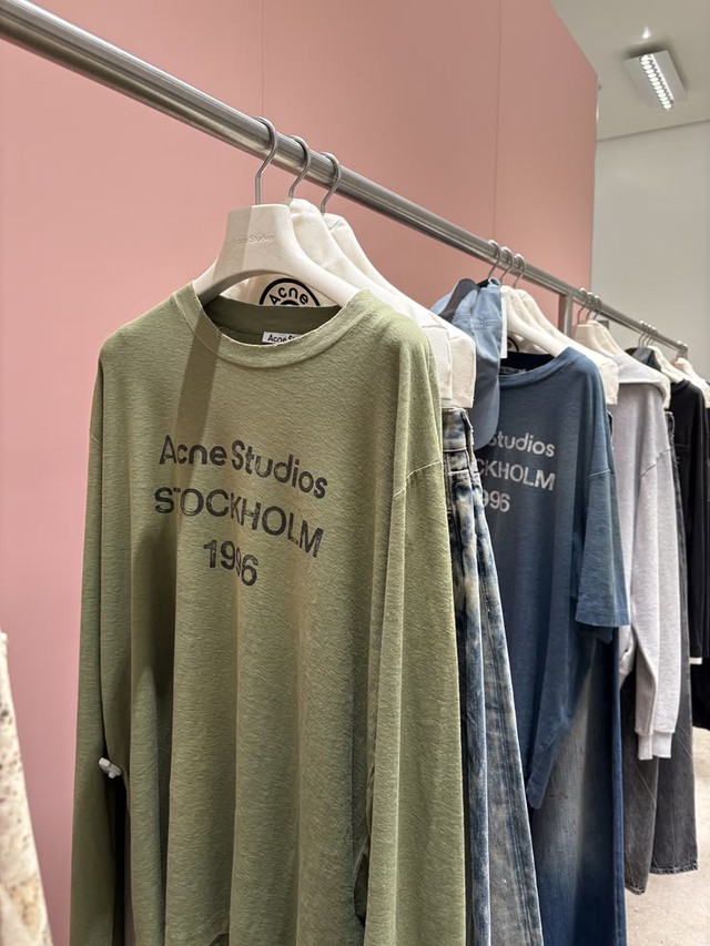 Chiếc &aacute;o d&agrave;i tay Acne Studios: Tại sao một mảnh vải mỏng in logo gi&aacute; 11 triệu lại khiến cả thế giới ph&aacute;t cuồng?- Ảnh 7.