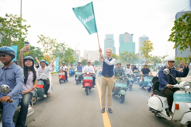 Đi Vespa kh&ocirc;ng đơn giản l&agrave; &ldquo;chạy xe&rdquo;, đ&oacute; l&agrave; một kiểu &ldquo;tr&igrave;nh diễn di sản&rdquo; - Ảnh 9.