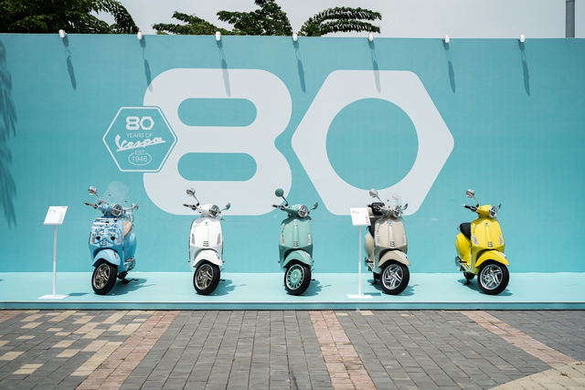 Đi Vespa kh&ocirc;ng đơn giản l&agrave; &ldquo;chạy xe&rdquo;, đ&oacute; l&agrave; một kiểu &ldquo;tr&igrave;nh diễn di sản&rdquo; - Ảnh 1.