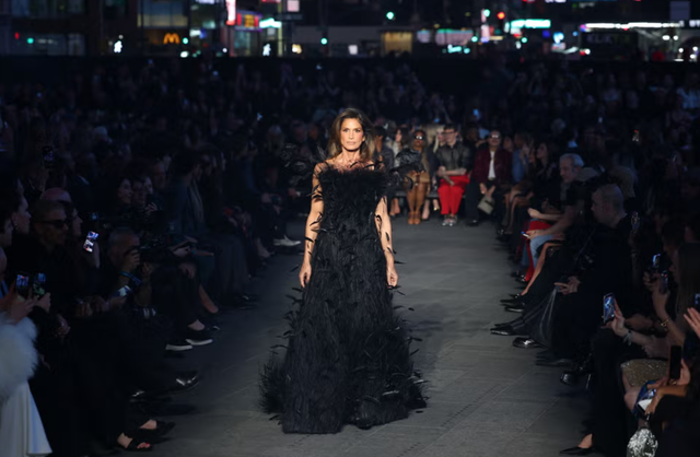 Gucci Cruise 2027: Demna đem tới show diễn kh&aacute; hay về h&igrave;nh thức, nhưng "ngh&egrave;o n&agrave;n" về nội dung?- Ảnh 17.