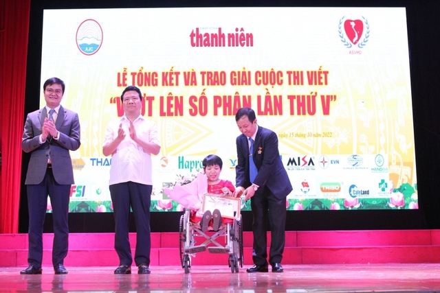Ph&aacute;t động cuộc thi viết &ldquo;Vượt l&ecirc;n số phận&rdquo; lần thứ IX: Viết tiếp bản h&ugrave;ng ca về nghị lực sống v&agrave; kh&aacute;t vọng Việt - Ảnh 1.