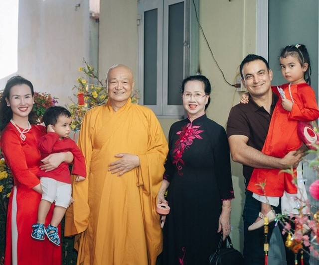 Nữ ca sĩ h&agrave;ng đầu Việt Nam: Cha ruột nương nhờ cửa Phật, lấy chồng ngoại quốc, 2 con ăn chay từ 0 tuổi - Ảnh 1.