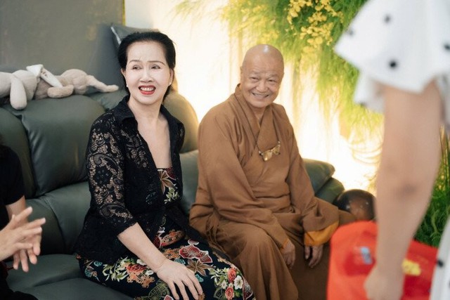 Nữ ca sĩ h&agrave;ng đầu Việt Nam: Cha ruột nương nhờ cửa Phật, lấy chồng ngoại quốc, 2 con ăn chay từ 0 tuổi - Ảnh 2.