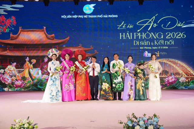 Chạy mưa dựng lại sân khấu trong 3 tiếng, NTK Cao Thu Vân vẫn kể trọn "Miền ký ức" bằng áo dài- Ảnh 6. Chạy mưa dựng lại sân khấu trong 3 tiếng, NTK Cao Thu Vân vẫn kể trọn "Miền ký ức" bằng áo dài- Ảnh 6.