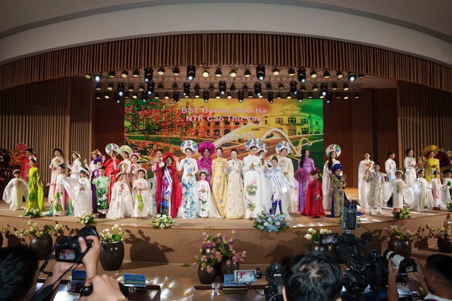 Chạy mưa dựng lại sân khấu trong 3 tiếng, NTK Cao Thu Vân vẫn kể trọn "Miền ký ức" bằng áo dài- Ảnh 1. Chạy mưa dựng lại sân khấu trong 3 tiếng, NTK Cao Thu Vân vẫn kể trọn "Miền ký ức" bằng áo dài- Ảnh 1.