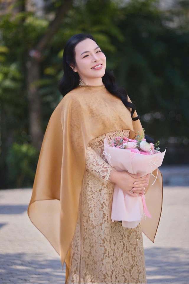 Chạy mưa dựng lại sân khấu trong 3 tiếng, NTK Cao Thu Vân vẫn kể trọn "Miền ký ức" bằng áo dài- Ảnh 2. Chạy mưa dựng lại sân khấu trong 3 tiếng, NTK Cao Thu Vân vẫn kể trọn "Miền ký ức" bằng áo dài- Ảnh 2.