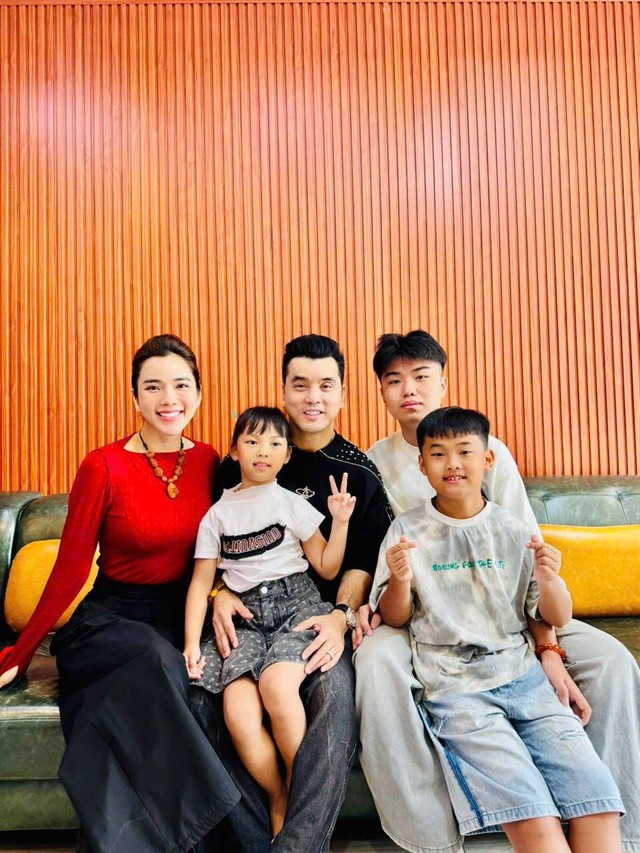 Con ri&ecirc;ng của vợ gọi điện th&ocirc;ng b&aacute;o sắp từ Mỹ về, nam ca sĩ Việt: "Nghe m&agrave; thương v&ocirc; c&ugrave;ng" - Ảnh 3.