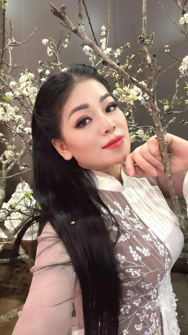 Mẹ đơn thân 4 con là nữ hoàng nhạc đỏ: "Em chỉ muốn là bến đỗ an yên nhất của cuộc đời anh"- Ảnh 2. Mẹ đơn thân 4 con là nữ hoàng nhạc đỏ: "Em chỉ muốn là bến đỗ an yên nhất của cuộc đời anh"- Ảnh 2.