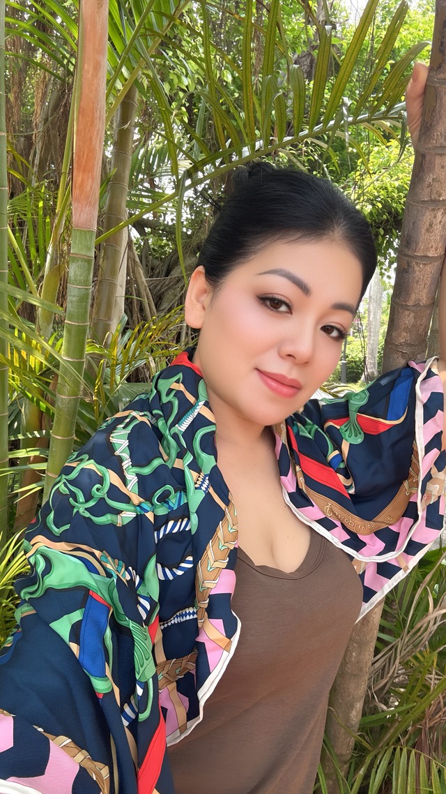 Mẹ đơn thân 4 con là nữ hoàng nhạc đỏ: "Em chỉ muốn là bến đỗ an yên nhất của cuộc đời anh"- Ảnh 1. Mẹ đơn thân 4 con là nữ hoàng nhạc đỏ: "Em chỉ muốn là bến đỗ an yên nhất của cuộc đời anh"- Ảnh 1.