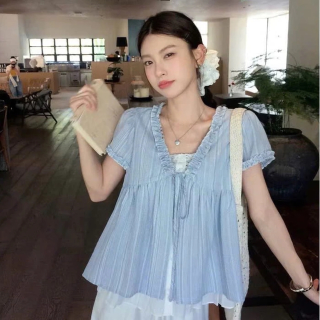 Kh&ocirc;ng c&ograve;n nh&agrave;m ch&aacute;n như bạn nghĩ: &Aacute;o sơ mi kẻ sọc đang trở lại theo c&aacute;ch ngọt ng&agrave;o v&agrave; thời trang hơn bao giờ hết - Ảnh 13.