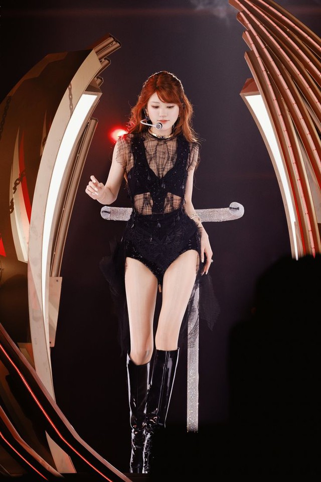 Triệu Lộ Tư đạo nhái Taylor Swift- Ảnh 9. Triệu Lộ Tư đạo nhái Taylor Swift- Ảnh 9.
