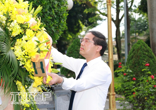 Đoàn đại biểu tỉnh Thái Nguyên dâng hương tưởng niệm Chủ tịch Hồ Chí Minh - Ảnh 1.