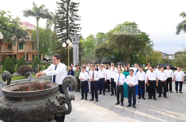 Đoàn đại biểu tỉnh Thái Nguyên dâng hương tưởng niệm Chủ tịch Hồ Chí Minh - Ảnh 2.