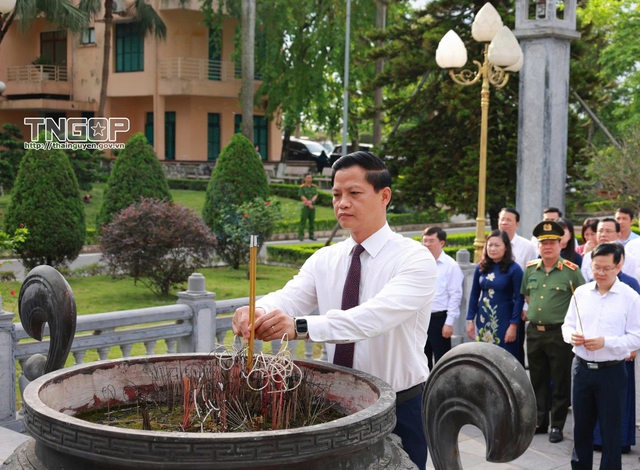 Đoàn đại biểu tỉnh Thái Nguyên dâng hương tưởng niệm Chủ tịch Hồ Chí Minh - Ảnh 3.