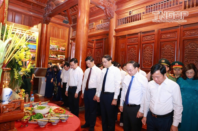 Đoàn đại biểu tỉnh Thái Nguyên dâng hương tưởng niệm Chủ tịch Hồ Chí Minh - Ảnh 4.