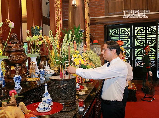 Đoàn đại biểu tỉnh Thái Nguyên dâng hương tưởng niệm Chủ tịch Hồ Chí Minh - Ảnh 5.