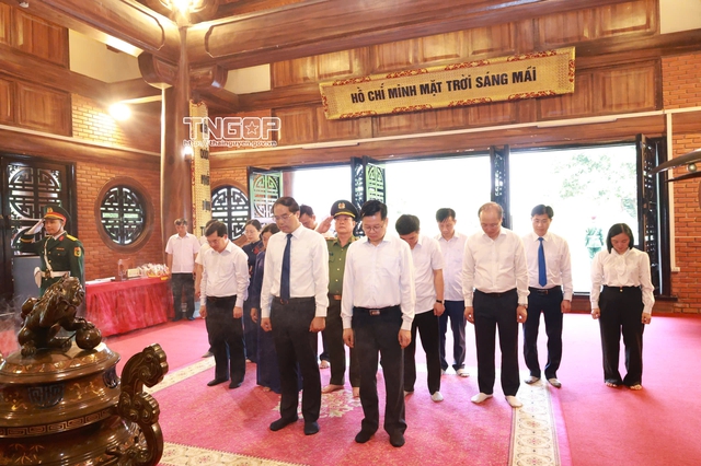 Đoàn đại biểu tỉnh Thái Nguyên dâng hương tưởng niệm Chủ tịch Hồ Chí Minh - Ảnh 6.