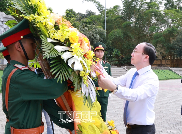 Đoàn đại biểu tỉnh Thái Nguyên dâng hương tưởng niệm Chủ tịch Hồ Chí Minh - Ảnh 8.