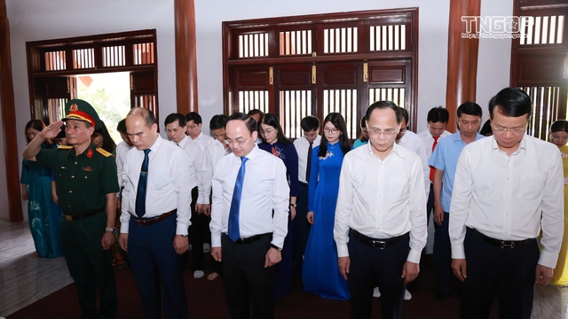 Đoàn đại biểu tỉnh Thái Nguyên dâng hương tưởng niệm Chủ tịch Hồ Chí Minh - Ảnh 9.