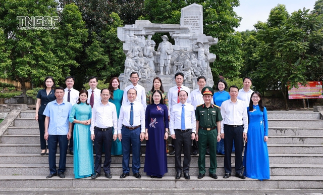 Đoàn đại biểu tỉnh Thái Nguyên dâng hương tưởng niệm Chủ tịch Hồ Chí Minh - Ảnh 10.