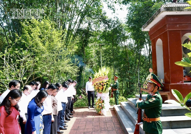 Đoàn đại biểu tỉnh Thái Nguyên dâng hương tưởng niệm Chủ tịch Hồ Chí Minh - Ảnh 11.