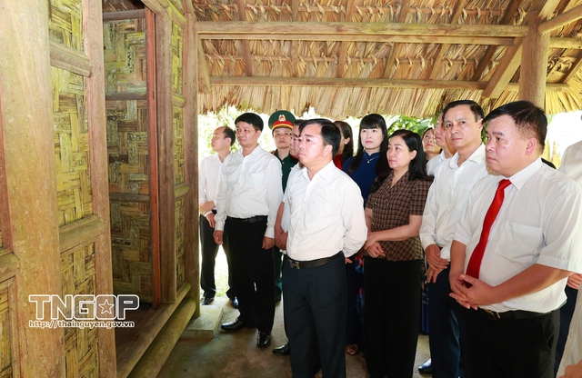 Đoàn đại biểu tỉnh Thái Nguyên dâng hương tưởng niệm Chủ tịch Hồ Chí Minh - Ảnh 12.