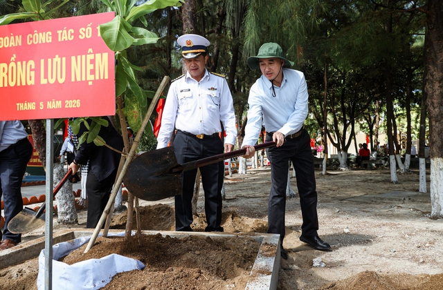 Ra Trường Sa, Thứ trưởng Bộ Y tế bất ngờ khi thấy điều n&agrave;y tr&ecirc;n hầu hết c&aacute;c đảo - Ảnh 2.