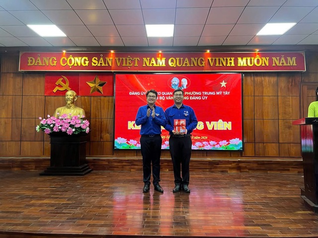 Đo&agrave;n vi&ecirc;n ưu t&uacute; vinh dự được kết nạp v&agrave;o Đảng Cộng sản Việt Nam nh&acirc;n dịp kỷ niệm 136 năm Ng&agrave;y sinh Chủ tịch Hồ Ch&iacute; Minh - Ảnh 4.