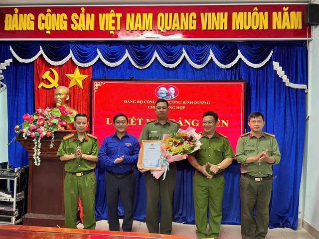 Đo&agrave;n vi&ecirc;n ưu t&uacute; vinh dự được kết nạp v&agrave;o Đảng Cộng sản Việt Nam nh&acirc;n dịp kỷ niệm 136 năm Ng&agrave;y sinh Chủ tịch Hồ Ch&iacute; Minh - Ảnh 1.