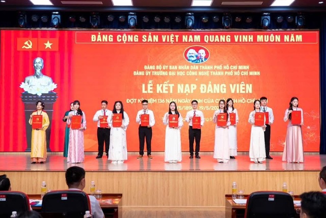 Đo&agrave;n vi&ecirc;n ưu t&uacute; vinh dự được kết nạp v&agrave;o Đảng Cộng sản Việt Nam nh&acirc;n dịp kỷ niệm 136 năm Ng&agrave;y sinh Chủ tịch Hồ Ch&iacute; Minh - Ảnh 6.