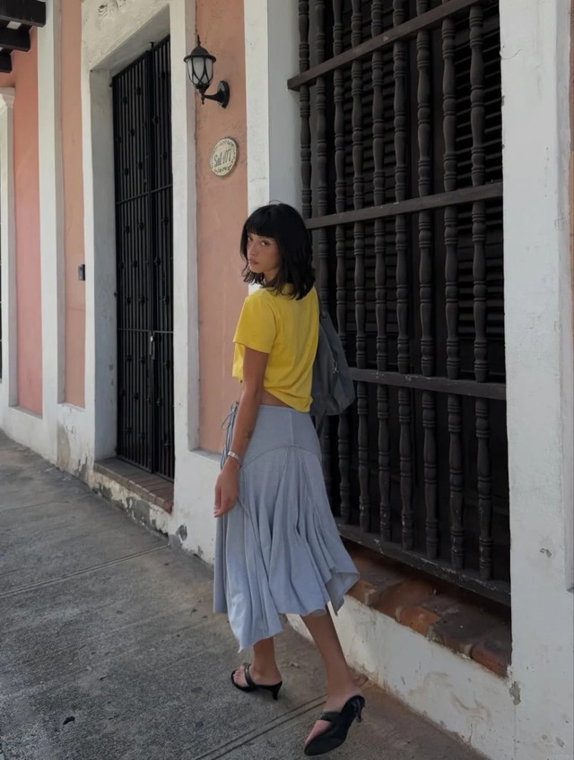 Phong c&aacute;ch old money m&ugrave;a h&egrave; 2026 gọi t&ecirc;n những chiếc ch&acirc;n v&aacute;y mềm rũ- Ảnh 9.