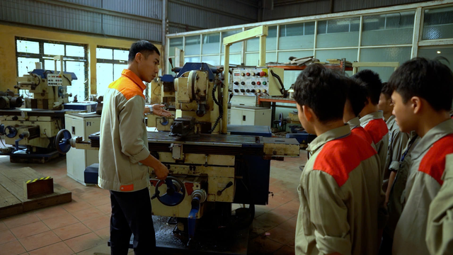 Ứng dụng c&ocirc;ng nghệ m&ocirc; phỏng thực tế ảo, thực tế tăng cường (vr/ar) trong đ&agrave;o tạo kỹ thuật cho bộ đội xuất ngũ - hướng đi đột ph&aacute; từ thực tiễn Trường Cao đẳng Nghề Số 1 - Bộ Quốc ph&ograve;ng - Ảnh 2.