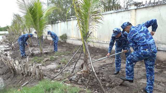 Hải đoàn 42 phát động trồng cây kỷ niệm 136 năm Ngày sinh Chủ tịch Hồ Chí Minh - Ảnh 4.